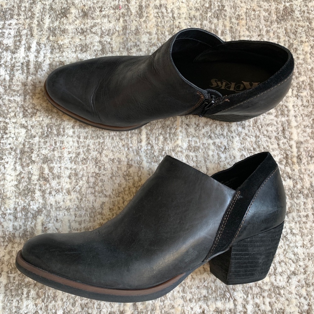 Korks Women Black Leather Ankle Booties Suede‎ Accent Block Heel Q43103 Size 9M